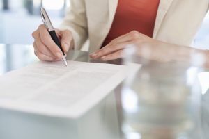 Kobieta wypełniająca wniosek o zmianie adresu do Finanzamt.